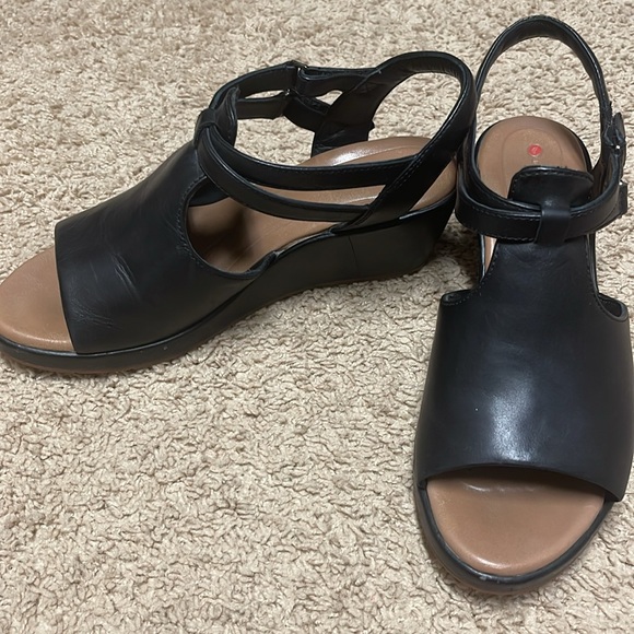 Clark’s Black Sandals 8.5W - Picture 2 of 5